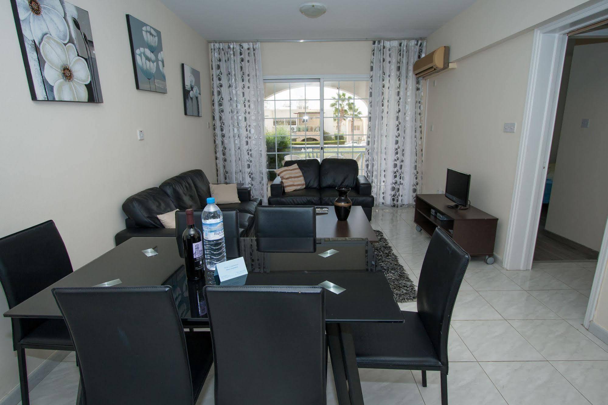 Santa Barbara Complex Lejlighed Limassol Eksteriør billede